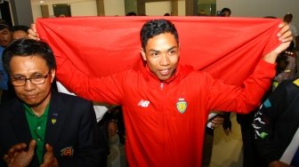 Atlet Indonesia juara dunia atletik nomor Lari 100 meter U-20 Lalu Muhammad Zohri  membentangkan Bendera Merah Putih setibanya dari Finlandia di Bandara Internasional Soekarno Hatta, Tangerang, Banten, Selasa (17/7). Lalu Muhammad Zohri menjadi Juara atletik nomor Lari 100 meter putra Kejuaraan Dunia IAAF U-20 2018 di Finlandia. ANTARA FOTO/Muhammad Iqbal