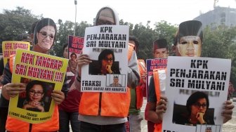 Sejumlah pengunjuk rasa dari Front Rakyat Anti Korupsi melakukan aksi unjuk rasa di depan Gedung KPK, Jakarta, Rabu (18/7). Dalam aksinya mereka mendesak KPK untuk menyelesaiakan  kasus Bantuan Likuiditas Bank Indonesia (BLBI) dan cepat menangkap yang terlibat kasus mega korupsi tersebut. [suara.com/Muhaimin A Untung]

