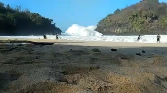 Video Detik - detik Peserta Camping di Pantai Jogja Diterjang Ombak