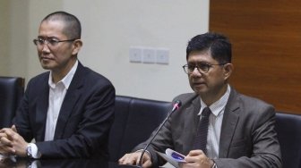 Wakil Ketua Komisi Pemberantasan Korupsi, Laode M Syarief  bersama Ketua Anti Bribery Committee of Japan (ABCJ) Kengo Nishigaki memberikan keterangan kepada wartawan terkait kerja sama KPK dan ABCJ dalam pemberantasan korupsi korporasi di Gedung KPK, Jakarta, Rabu (18/7). Lembaga Swadaya Masyarakat (LSM) asal Jepang Anti Bribery Committee of Japan (ABCJ) bertukar pendapat dengan KPK terkait perusahaan Jepang di Indonesia yang kerap dimintai suap  [suara.com/Muhaimin A Untung]