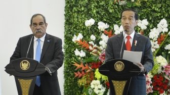 Presiden Joko Widodo berbincang dengan Presiden Federasi Serikat Micronesia Peter M Christian ketika menerima kunjungan kenegaraan di Istana Bogor, Rabu (18/7). Kunjungan kenegaraan perdana Presiden Federasi Serikat Micronesia tersebut untuk meningkatkan hubungan bilateral kedua negara seperti di bidang pendidikan, perdagangan serta melakukan perjanjian bebas visa bagi diplomat dan dinas. ANTARA FOTO/Wahyu Putro A