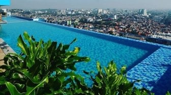 Hotel di Semarang Tawarkan Nuansa Berenang di Atas Awan