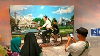 Pengunjung Bandara Ahmad Yani Berebutan Bonceng 'Jokowi Ngontel'