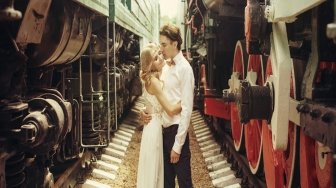 Fakta Resepsi Pernikahan di Rel Kereta
