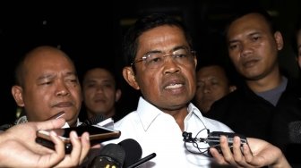 Menteri Sosial Idrus Marham menjawab pertanyaan awak media seusai menjalani pemeriksaan di gedung KPK, Jakarta, Kamis (19/7). Mantan Sekjen Partai Golkar tersebut diperiksa sebagai saksi untuk tersangka Johannes Budisutrisno Kotjo terkait kasus dugaan suap kesepakatan kontrak kerja sama pembangunan PLTU Riau-1. [suara.com/Muhaimin A Untung]