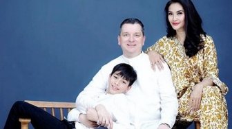 Warisi Wajah Bule, 5 Kekompakan Putra Maudy Koesnaedi dengan Sang Ayah