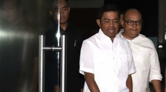 Menteri Sosial Idrus Marham menjawab pertanyaan awak media seusai menjalani pemeriksaan di gedung KPK, Jakarta, Kamis (19/7). Mantan Sekjen Partai Golkar tersebut diperiksa sebagai saksi untuk tersangka Johannes Budisutrisno Kotjo terkait kasus dugaan suap kesepakatan kontrak kerja sama pembangunan PLTU Riau-1. [suara.com/Muhaimin A Untung]