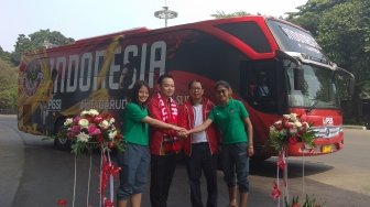 Peresmian bus Timnas Indonesia di Stadion Utama Gelora Bung Karno (SUGBK), Minggu (22/7/2018) yang dihadiri perwakilan Supersoccer, Martin Sofian (kedua dari kiri), Waketum PSSI Joko Driyono (kedua dari kanan), serta dua punggawa Timnas wanita Indonesia, Zahra Musdalifah dan Danielle Daphne. (Suara.com/Arief Apriadi) 