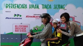 Kampanye Keselamatan Berkendara : Pertamina Bagikan 500 Helm Anak