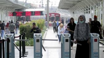 Penumpang keluar dari peron Stasiun Bogor, Kota Bogor, Jawa Barat, Senin (23/7). PT Kereta Commuter Indonesia (KCI) menyatakan transaksi tiket KRL di 79 stasiun mulai Senin (23/7) untuk sementara menggunakan tiket kertas seharga Rp3.000, sebagai bentuk mitigasi untuk kelancaran mobilitas pengguna KRL selama proses pembaharuan dan pemeliharaan sistem tiket elektronik. [suara.com/Muhaimin A Untung]