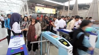 Calo Tiket Berkeliaran Saat Antrean Loket KRL Membludak