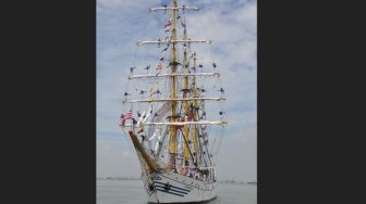 KRI Dewaruci, Pembawa Obor Asian Games 2018 Tiba di Makassar