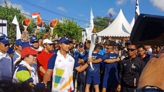 Insiden Unik saat Hamish Daud Bawa Obor Asian Games 2018 ke Laut