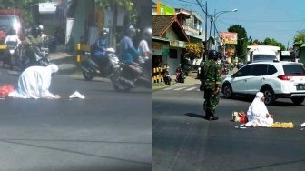 Fakta Seorang Ibu yang Salat di Jalan Raya