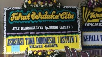 Karangan Bunga Banjiri Rumah Duka Herdi, Korban Tembak Mati