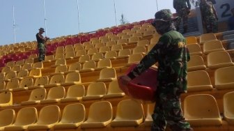 Anggota TNI Ikut Perbaiki Kursi Stadion Jakabaring yang Rusak