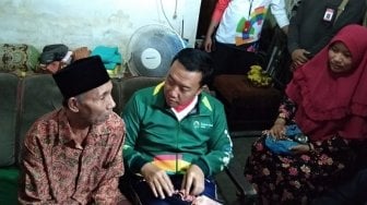 Menpora Suapi Mantan Atlet Paralimpian yang Terlantar