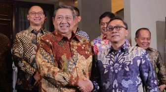 Ketua Umum Partai Demokrat Susilo Bambang Yudhoyono (SBY) menerima kedatangan Ketua Umum Partai Amanat Nasional (PAN) Zulkifli Hasan sebelum melakukan pertemuan tertutup di kediaman SBY di kawasan Mega Kuningan, Jakarta, Rabu (25/7). Pertemuan ini merupakan tindak lanjut dari komunikasi politik yang dibangun Partai Demokrat dan PAN jelang Pilpres 2019. [suara.com/Muhaimin A Untung]