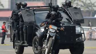 Personel gabungan TNI dan Polri melakukan simulasi penanganan teror yang diprakarsai oleh Badan Nasional Penanggulangan Terorisme (BNPT) di Kawasan JI Expo, Kemayoran, Jakarta, Rabu (25/7). Simulasi dalam rangka penutupan latihan mitigasi aksi terorisme integrative yang diikuti personel TNI, Polri dan instasi terkait tersebut sebagai upaya pengamanan pelaksanaan Asian Games 2018. ANTARA FOTO/Wahyu Putro A
