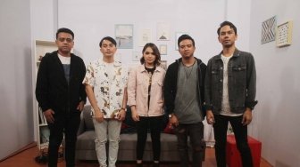  Grup Band Geisha saat berkunjung di kantor suara.com, Jakarta, Selasa (24/7). Dalam kunjunganya Band Geisha memperkenalkan Regina Poetiray sebagai vokalis baru Geisha. [suara.com/Muhaimin A Untung]