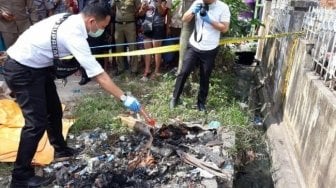 Keji! Bayi yang Dibuang Orangtua Hangus Terbakar di Tong Sampah