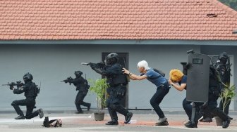 Personel gabungan TNI dan Polri melakukan simulasi penanganan teror yang diprakarsai oleh Badan Nasional Penanggulangan Terorisme (BNPT) di Kawasan JI Expo, Kemayoran, Jakarta, Rabu (25/7). Simulasi dalam rangka penutupan latihan mitigasi aksi terorisme integrative yang diikuti personel TNI, Polri dan instasi terkait tersebut sebagai upaya pengamanan pelaksanaan Asian Games 2018. ANTARA FOTO/Wahyu Putro A