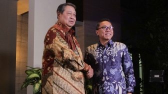 Ketua Umum Partai Demokrat Susilo Bambang Yudhoyono (SBY) menerima kedatangan Ketua Umum Partai Amanat Nasional (PAN) Zulkifli Hasan sebelum melakukan pertemuan tertutup di kediaman SBY di kawasan Mega Kuningan, Jakarta, Rabu (25/7). Pertemuan ini merupakan tindak lanjut dari komunikasi politik yang dibangun Partai Demokrat dan PAN jelang Pilpres 2019. [suara.com/Muhaimin A Untung]