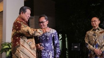 Ketua Umum Partai Demokrat Susilo Bambang Yudhoyono (SBY) menerima kedatangan Ketua Umum Partai Amanat Nasional (PAN) Zulkifli Hasan sebelum melakukan pertemuan tertutup di kediaman SBY di kawasan Mega Kuningan, Jakarta, Rabu (25/7). Pertemuan ini merupakan tindak lanjut dari komunikasi politik yang dibangun Partai Demokrat dan PAN jelang Pilpres 2019. [suara.com/Muhaimin A Untung]