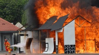 Personel gabungan TNI dan Polri melakukan simulasi penanganan teror yang diprakarsai oleh Badan Nasional Penanggulangan Terorisme (BNPT) di Kawasan JI Expo, Kemayoran, Jakarta, Rabu (25/7). Simulasi dalam rangka penutupan latihan mitigasi aksi terorisme integrative yang diikuti personel TNI, Polri dan instasi terkait tersebut sebagai upaya pengamanan pelaksanaan Asian Games 2018. ANTARA FOTO/Wahyu Putro A