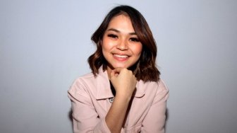  Grup Band Geisha saat berkunjung di kantor suara.com, Jakarta, Selasa (24/7). Dalam kunjunganya Band Geisha memperkenalkan Regina Poetiray sebagai vokalis baru Geisha. [suara.com/Muhaimin A Untung]