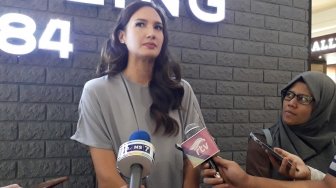 Nadine Chandrawinata Bawa Obor Asian Games di Dalam Laut