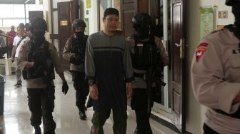  Pimpinan JAD Zainal Anshori alias Abu Fahry alias Qomaruddin bin M Ali  mengikuti sidang tuntutan pembubaran Jamaah Ansharut Daulah (JAD) di Pengadilan Negeri Jakarta Selatan, Jakarta, Selasa (24/7). Jaksa Penuntut Umum (JPU) menuntut membekukan korporasi JAD karena termasuk kelompok yang terlarang dan berafiliasi dengan ISIS (Islamic State in Iraq dan Syria) atau DAESH (Al-Dawis Al-Sham) atau ISIL (Islamic State of Iraq and Levant) atau IS (Islamic State) dan didenda sebesar Rp.5.000.000. [suara/Muhaimin A Untung]