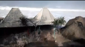 Deretan 10 Video Gelombang Tinggi Air Laut di Pantai Gunung Kidul