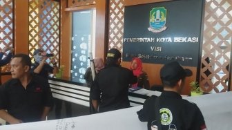 Pria Baju Hitam Paksa PNS Dukung Pj Wali Kota Bekasi Mundur