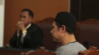  Pimpinan JAD Zainal Anshori alias Abu Fahry alias Qomaruddin bin M Ali  mengikuti sidang tuntutan pembubaran Jamaah Ansharut Daulah (JAD) di Pengadilan Negeri Jakarta Selatan, Jakarta, Selasa (24/7). Jaksa Penuntut Umum (JPU) menuntut membekukan korporasi JAD karena termasuk kelompok yang terlarang dan berafiliasi dengan ISIS (Islamic State in Iraq dan Syria) atau DAESH (Al-Dawis Al-Sham) atau ISIL (Islamic State of Iraq and Levant) atau IS (Islamic State) dan didenda sebesar Rp.5.000.000. [suara/Muhaimin A Untung]