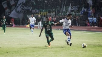 Pemain Persebaya Surabaya Ricky Kayame (kiri) menempel ketat pemain Persib Bandung. (Suara.com/Dimas Angga P)  