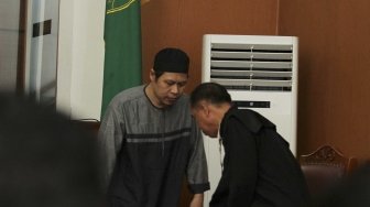  Pimpinan JAD Zainal Anshori alias Abu Fahry alias Qomaruddin bin M Ali  mengikuti sidang tuntutan pembubaran Jamaah Ansharut Daulah (JAD) di Pengadilan Negeri Jakarta Selatan, Jakarta, Selasa (24/7). Jaksa Penuntut Umum (JPU) menuntut membekukan korporasi JAD karena termasuk kelompok yang terlarang dan berafiliasi dengan ISIS (Islamic State in Iraq dan Syria) atau DAESH (Al-Dawis Al-Sham) atau ISIL (Islamic State of Iraq and Levant) atau IS (Islamic State) dan didenda sebesar Rp.5.000.000. [suara/Muhaimin A Untung]