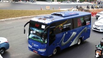 Bus Transjakarta melintas di sekitar Bunderan HI, Jakarta, Kamis (26/7). Wakil Gubernur DKI Jakarta Sandiaga Uno mengusulkan bus Transjakarta digratiskan diakhir pekan saat perhelatan Asian Games 2018  pada 18 Agustus hingga 2 September mendatang.  [suara.com/Muhaimin A Untung]