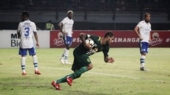 Pemain Persebaya Surabaya David da Silva, setelah mencetak gol balasan ke gawang Persib Bandung membuat skor menjadi 3-4. (Suara.com/Dimas Angga P) 
