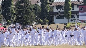 Presiden Joko Widodo  melantik lulusan angkatan XXV saat wisuda dan Pelantikan Pamong Praja Muda (PPM) Institut Pemerintahan Dalam Negeri (IPDN) Tahun 2018 di Jatinangor, Sumedang, Jawa Barat, Jumat (27/7). Presiden Joko Widodo melantik sebanyak 1.456 Pamong Praja Muda yang akan ditempatkan di seluruh pelosok daerah di Indonesia. ANTARA FOTO/M Agung Rajasa