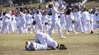 Presiden Joko Widodo melantik lulusan angkatan XXV saat wisuda dan Pelantikan Pamong Praja Muda (PPM) Institut Pemerintahan Dalam Negeri (IPDN) Tahun 2018 di Jatinangor, Sumedang, Jawa Barat, Jumat (27/7). Presiden Joko Widodo melantik sebanyak 1.456 Pamong Praja Muda yang akan ditempatkan di seluruh pelosok daerah di Indonesia. ANTARA FOTO/M Agung Rajasa