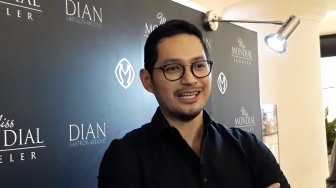 Evan Sanders Sering Hadiahi Pacar dengan Cincin Berlian