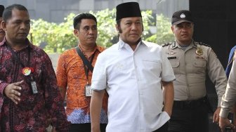 Bupati Lampung Selatan Zainuddin Hasan berjalan saat tiba di Gedung KPK, Jumat (27/7). Adik Ketua MPR Zulkifli Hasan tersebut terjaring Operasi Tangkap Tangan KPK bersama 5 orang lainnya yakni anggota DPRD dan swasta terkait diduga kasus proyek infrastruktur di Lampung Selatan. [suara.com/Muhaimin A Untung]