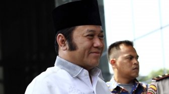 Bupati Lampung Selatan Zainuddin Hasan berjalan saat tiba di Gedung KPK, Jumat (27/7). Adik Ketua MPR Zulkifli Hasan tersebut terjaring Operasi Tangkap Tangan KPK bersama 5 orang lainnya yakni anggota DPRD dan swasta terkait diduga kasus proyek infrastruktur di Lampung Selatan. [suara.com/Muhaimin A Untung]