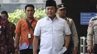 Bupati Lampung Selatan Zainuddin Hasan berjalan saat tiba di Gedung KPK, Jumat (27/7). Adik Ketua MPR Zulkifli Hasan tersebut terjaring Operasi Tangkap Tangan KPK bersama 5 orang lainnya yakni anggota DPRD dan swasta terkait diduga kasus proyek infrastruktur di Lampung Selatan. [suara.com/Muhaimin A Untung]