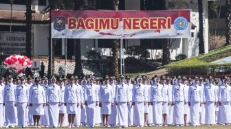 Presiden Joko Widodo melantik lulusan angkatan XXV saat wisuda dan Pelantikan Pamong Praja Muda (PPM) Institut Pemerintahan Dalam Negeri (IPDN) Tahun 2018 di Jatinangor, Sumedang, Jawa Barat, Jumat (27/7). Presiden Joko Widodo melantik sebanyak 1.456 Pamong Praja Muda yang akan ditempatkan di seluruh pelosok daerah di Indonesia. ANTARA FOTO/M Agung Rajasa