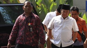 Bupati Lampung Selatan Zainuddin Hasan berjalan saat tiba di Gedung KPK, Jumat (27/7). Adik Ketua MPR Zulkifli Hasan tersebut terjaring Operasi Tangkap Tangan KPK bersama 5 orang lainnya yakni anggota DPRD dan swasta terkait diduga kasus proyek infrastruktur di Lampung Selatan. [suara.com/Muhaimin A Untung]