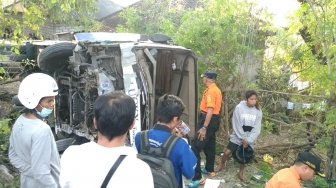 Bus Berisi 20 Warga Cina Ringsek Terguling di Bali