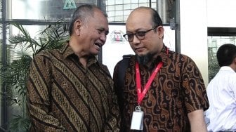 Penyidik KPK Novel Baswedan berpidato saat hari pertama masuk kerja pasca kasus penyiraman air keras di Gedung KPK, Jumat (27/7).  Novel Baswedan kembali bekerja setelah 16 Bulan absen karena harus menjalani perawatan intensif kedua matanya pasca kasus penyiraman air keras 11 April 2017, pada kesempatan tersebut, KPK mendesak Presiden membuat Tim Gabungan Pencari Fakta (TGPF) untuk menuntaskan kasus yang 16 bulan belum terungkap. [suara.com/Muhaimin A Untung]