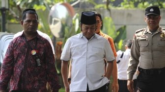 Bupati Lampung Selatan Zainuddin Hasan berjalan saat tiba di Gedung KPK, Jumat (27/7). Adik Ketua MPR Zulkifli Hasan tersebut terjaring Operasi Tangkap Tangan KPK bersama 5 orang lainnya yakni anggota DPRD dan swasta terkait diduga kasus proyek infrastruktur di Lampung Selatan. [suara.com/Muhaimin A Untung]